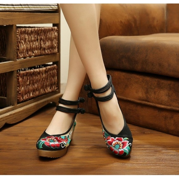 Vintage Chinese Floral Hibiscus Embroidery Strappy Round Toe Platform Wedges - Picture 1 of 16